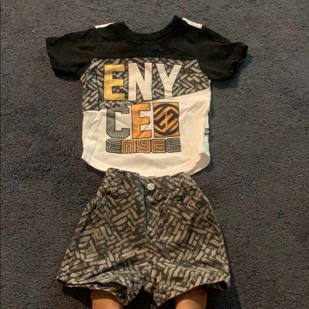 Shorts & T-shirt outfit